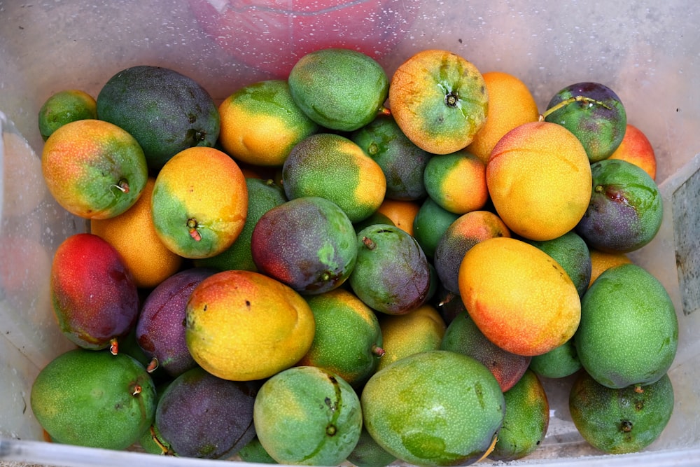 uma caixa de frutas coloridas