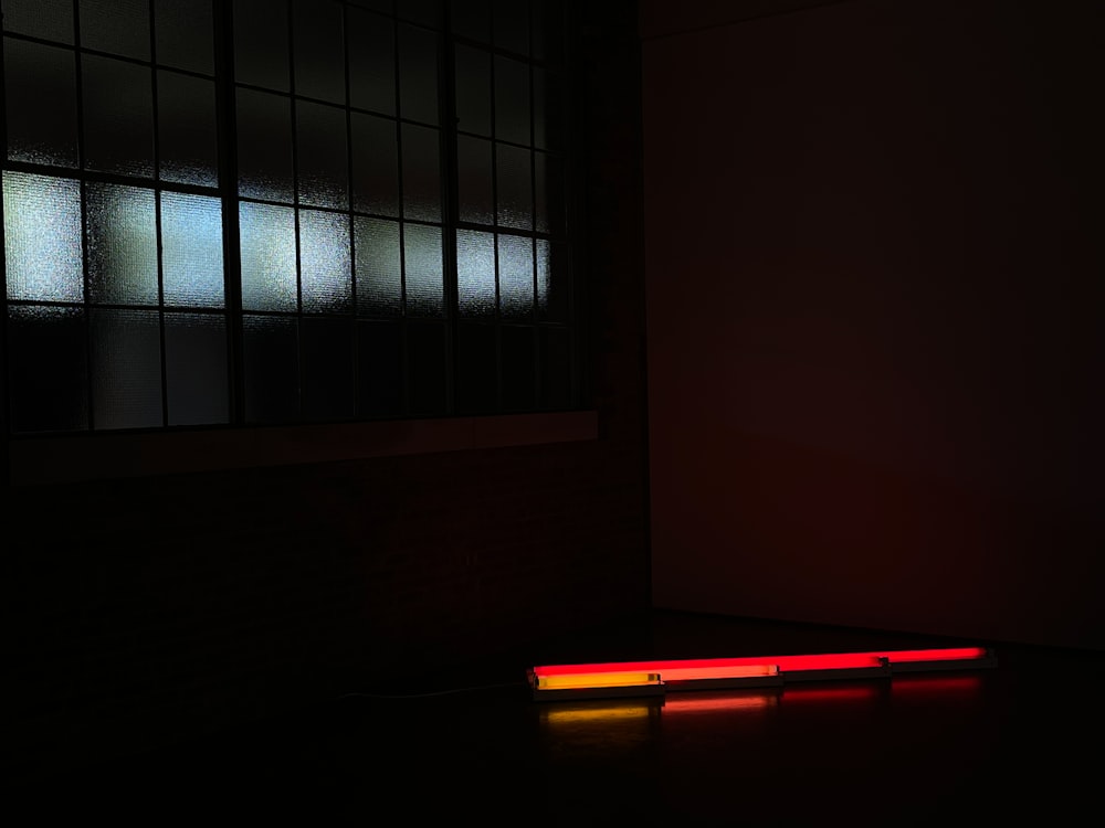 Una luz roja en una habitación oscura