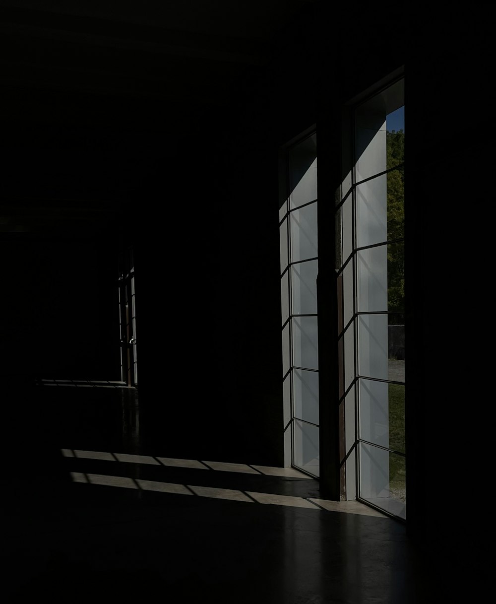 una stanza buia con una luce accesa