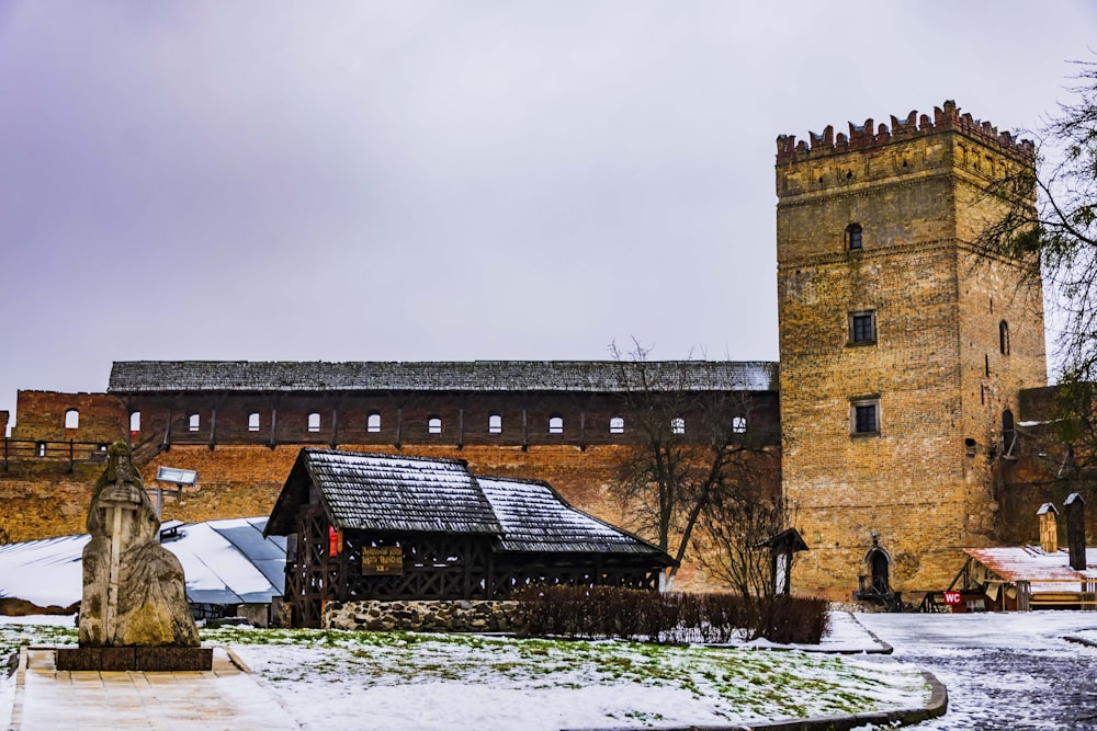 Un edificio con una torre y un suelo cubierto de nieve