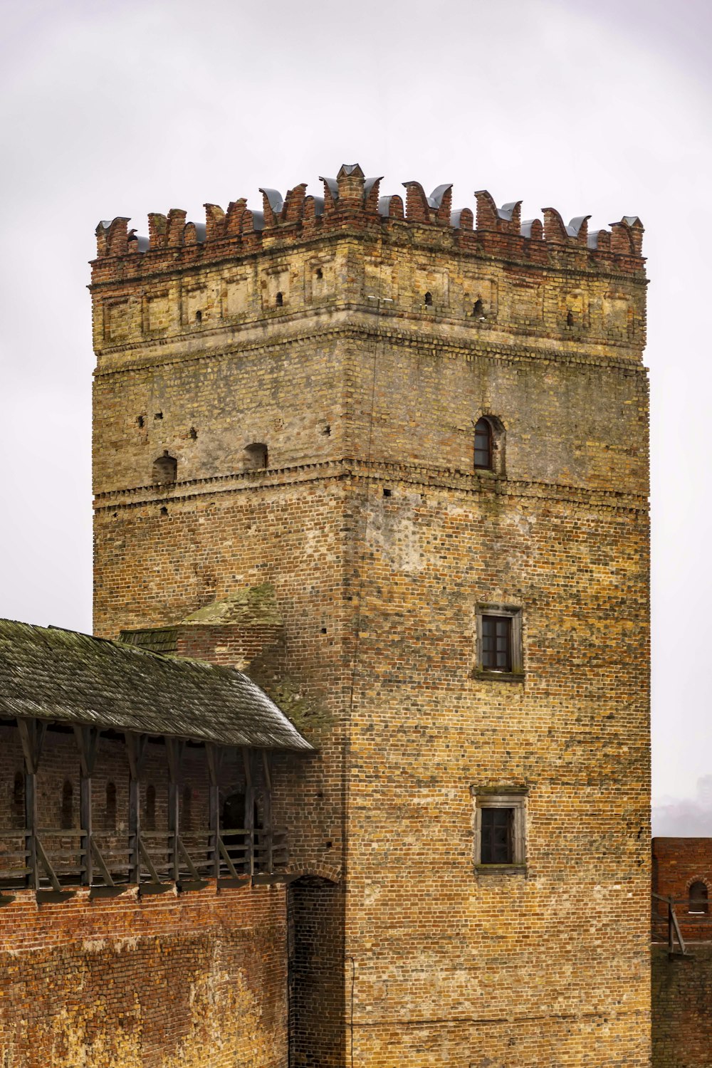 Un edificio de piedra con una torre
