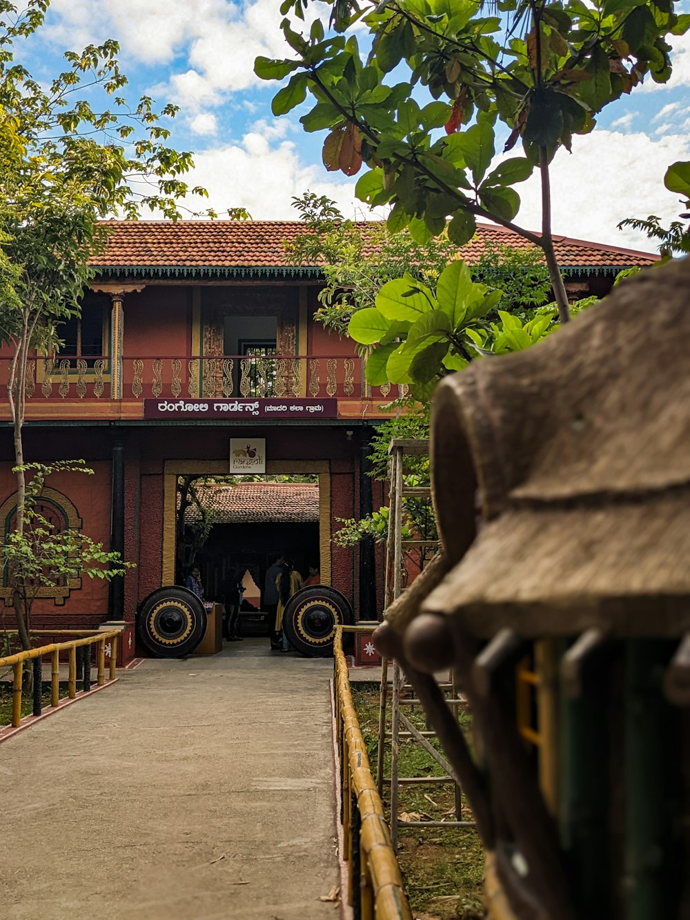 un bâtiment avec un grand canon devant lui