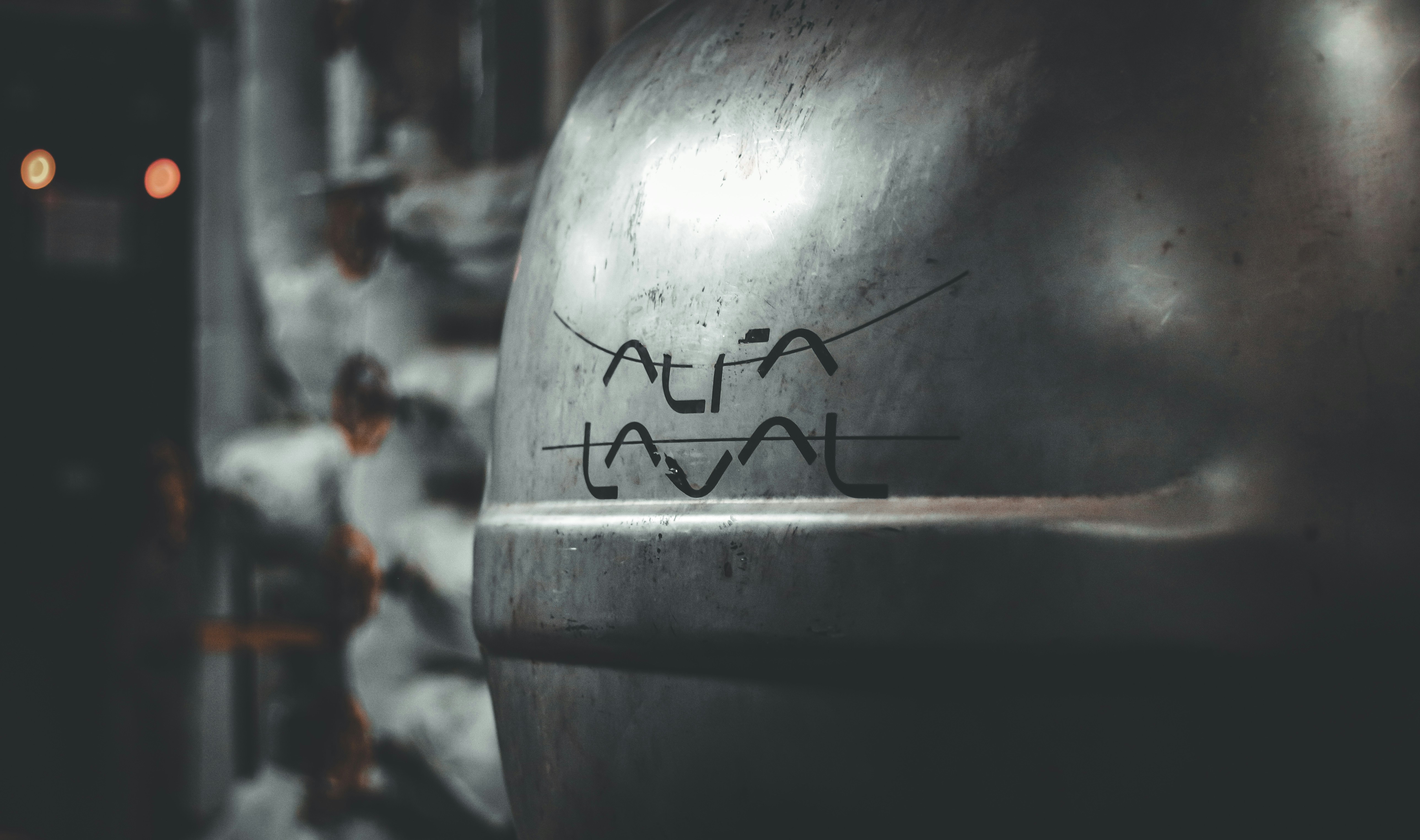 看板の横に立っている人