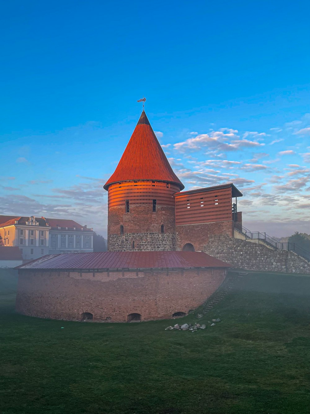 Castello di Kaunas con un tetto rosso