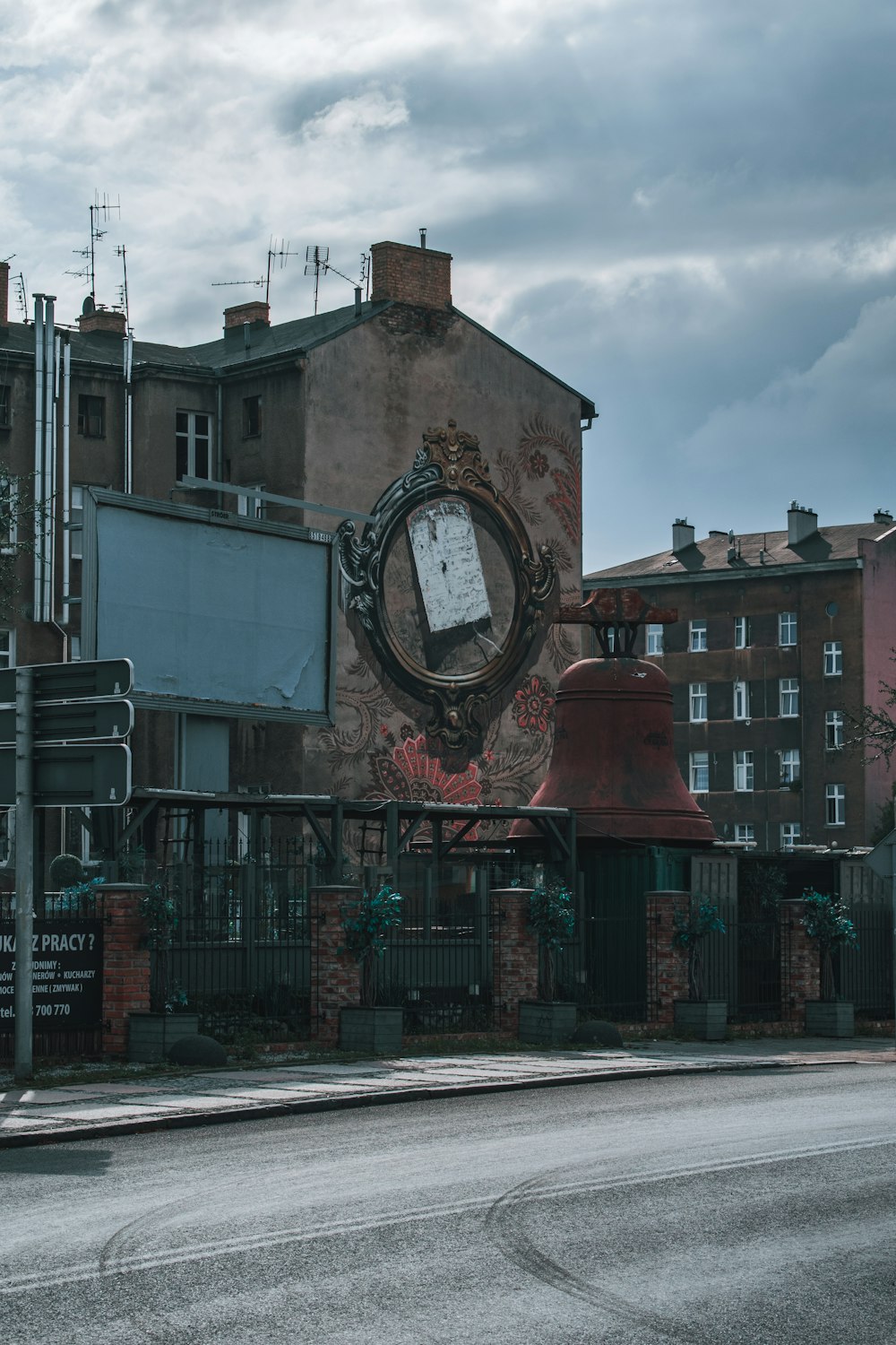 Eine Uhr an einem Gebäude