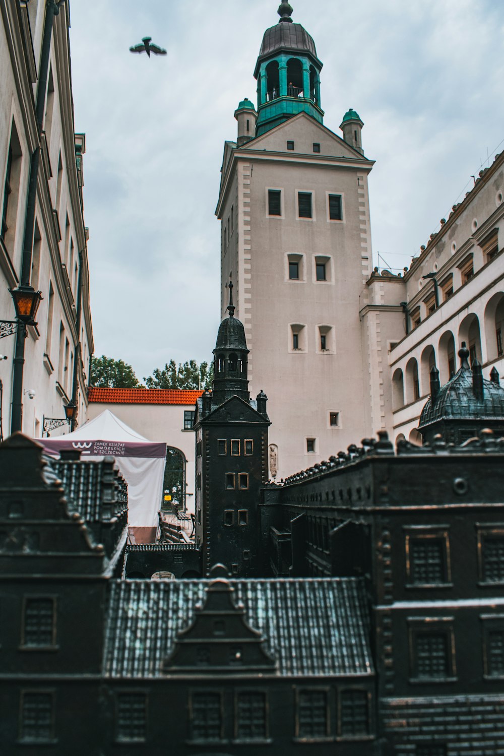 um grande edifício com uma torre