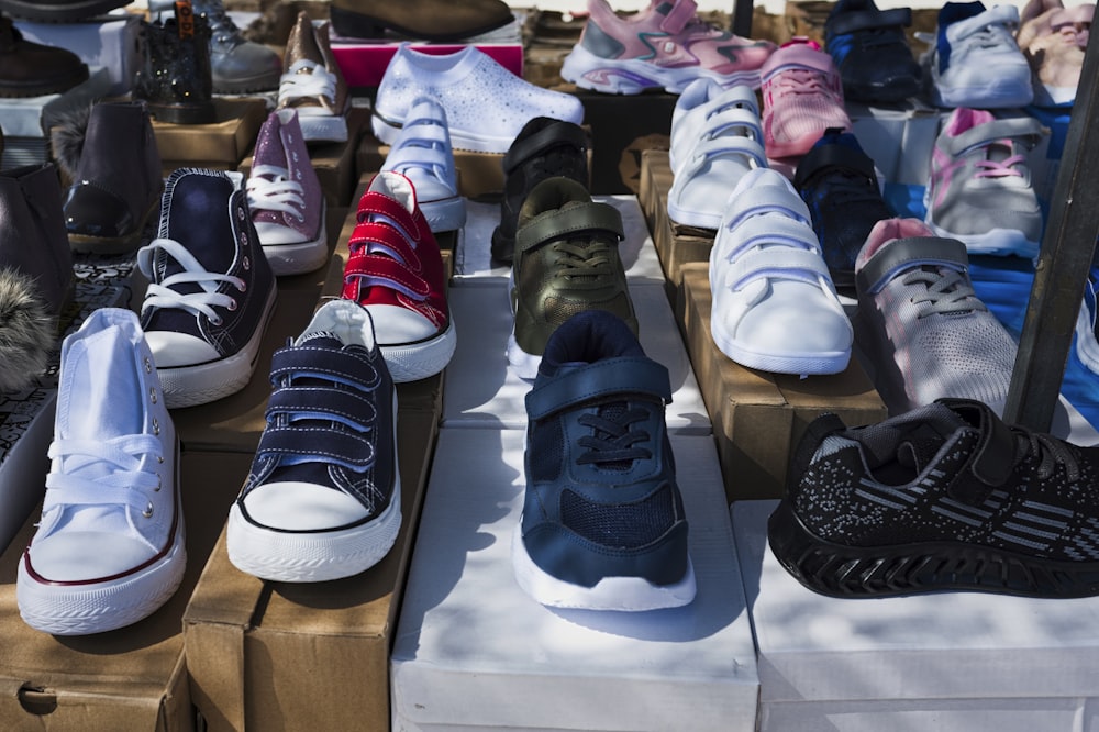 Un grupo de zapatos en exhibición