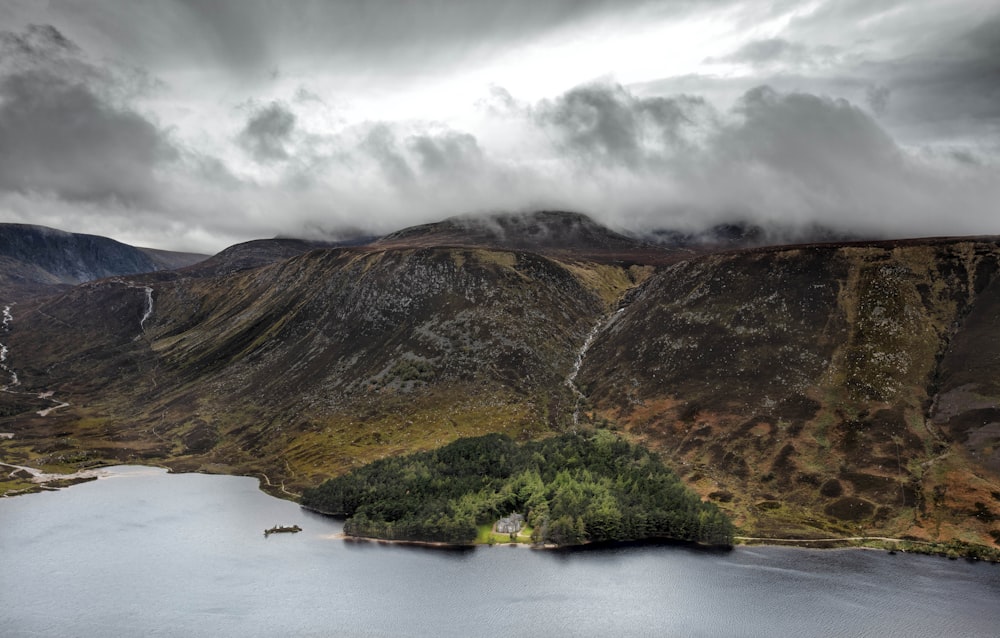 un plan d’eau avec des montagnes à l’arrière