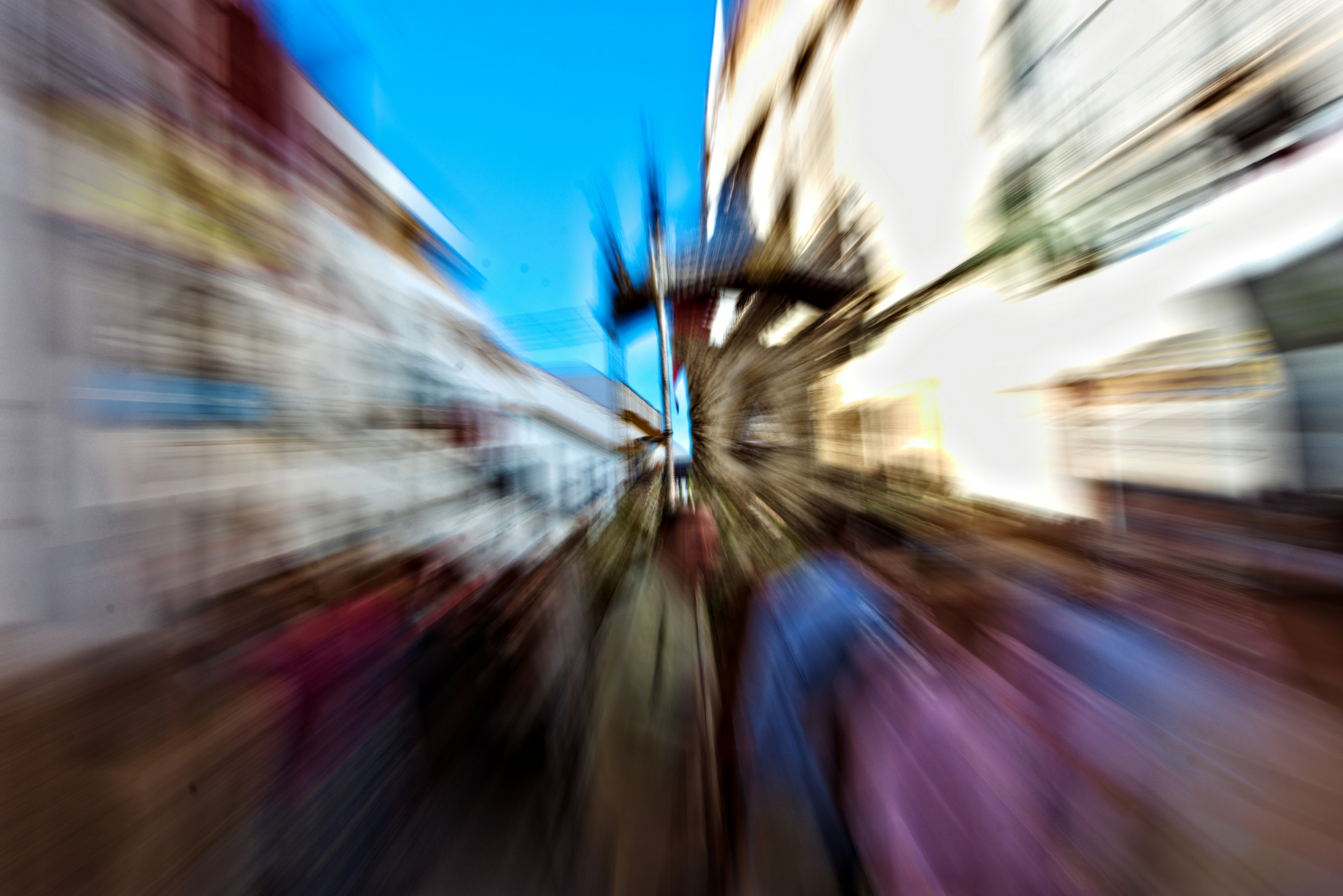 Una persona caminando por una calle