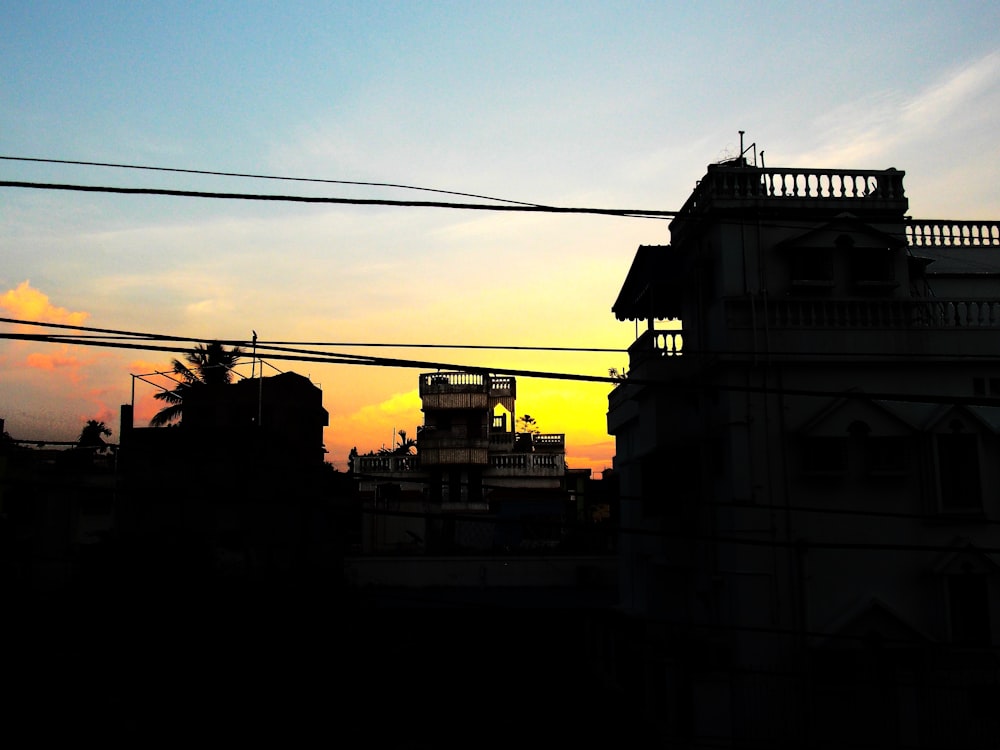 Ein Sonnenuntergang über einer Stadt
