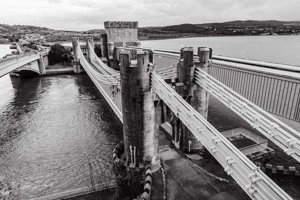 Un puente sobre el agua