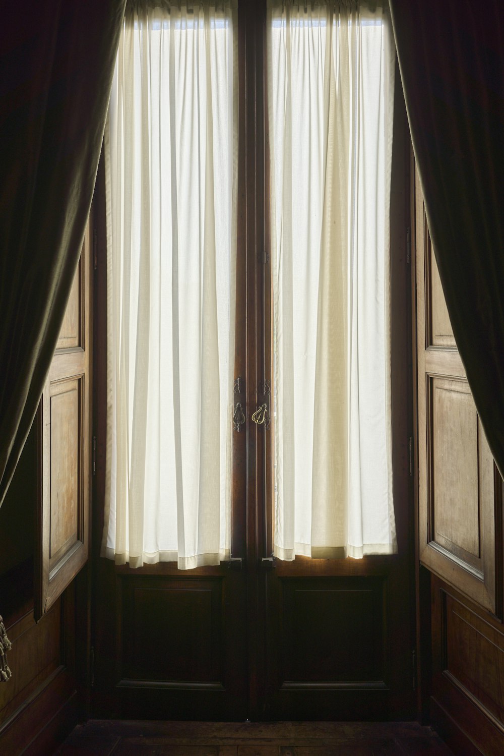 uma janela com cortinas
