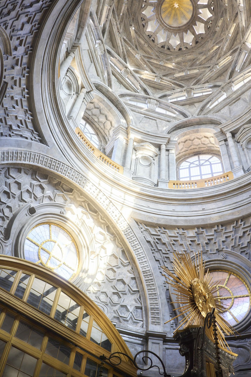 eine große gewölbte Decke mit einer goldenen Uhr