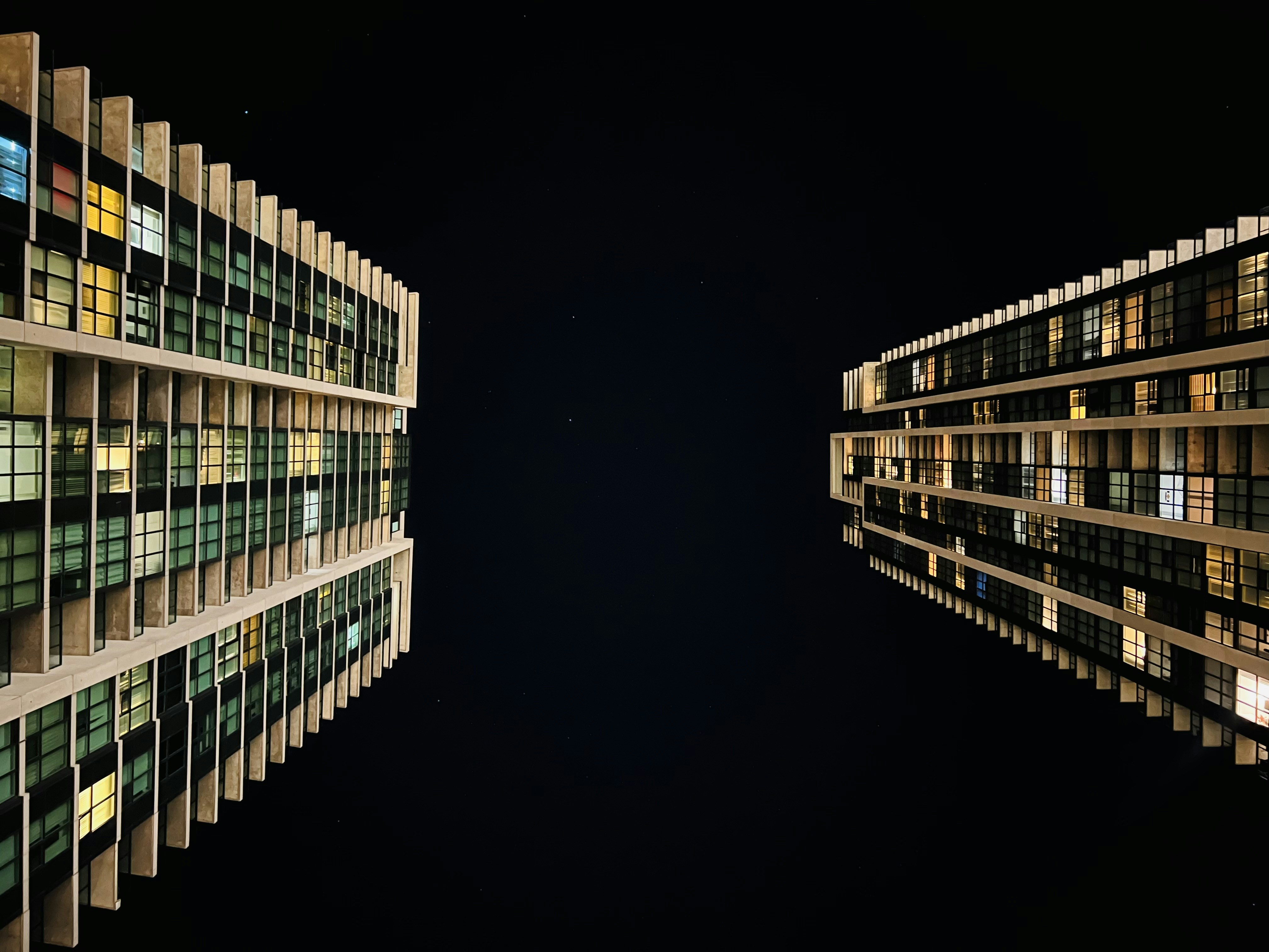 Ein Gebäude mit Fenstern und Lichtern