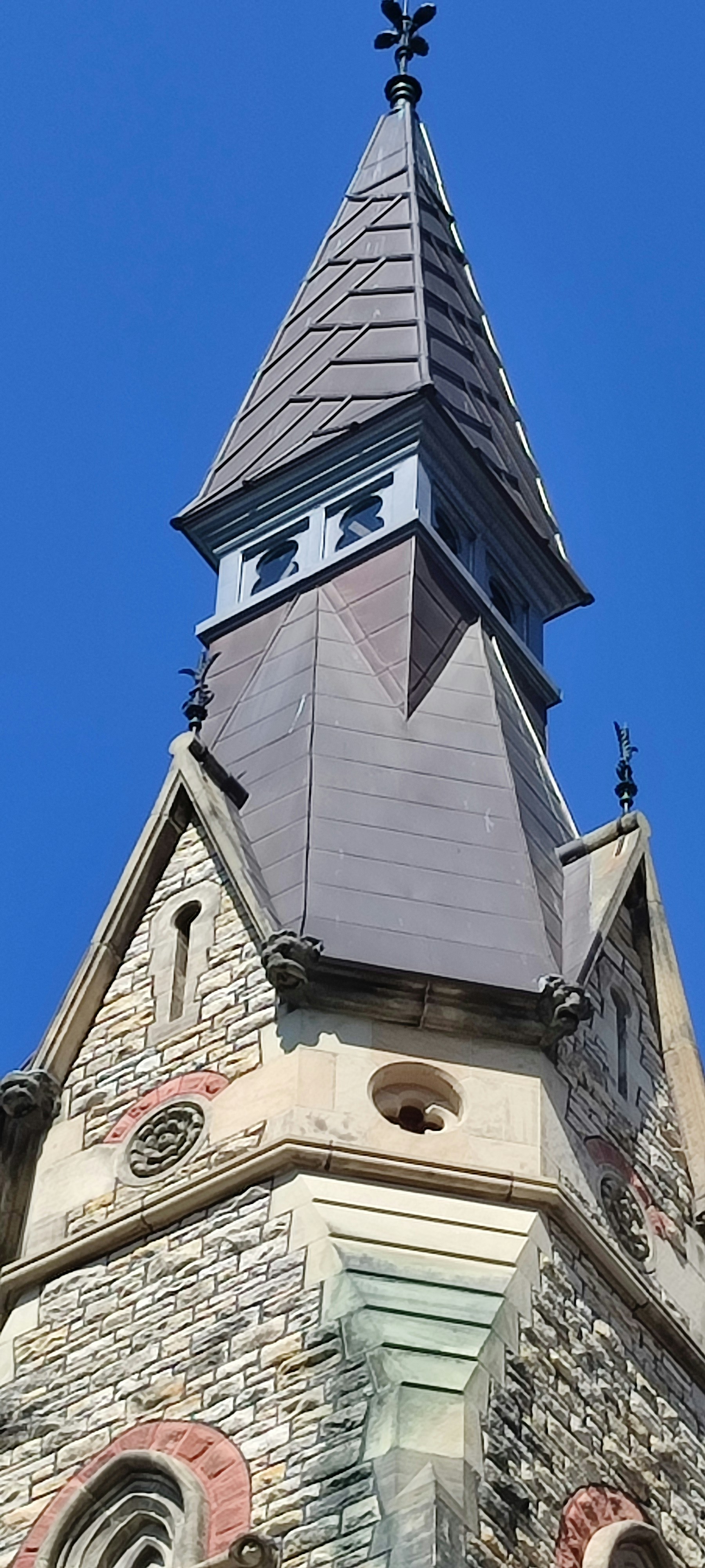 un edificio alto con un campanile