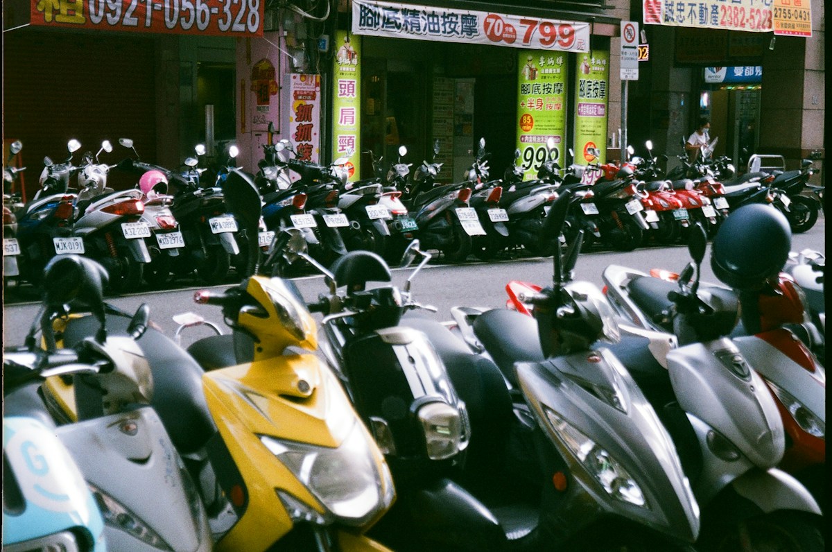 台北街邊整排停放的機車