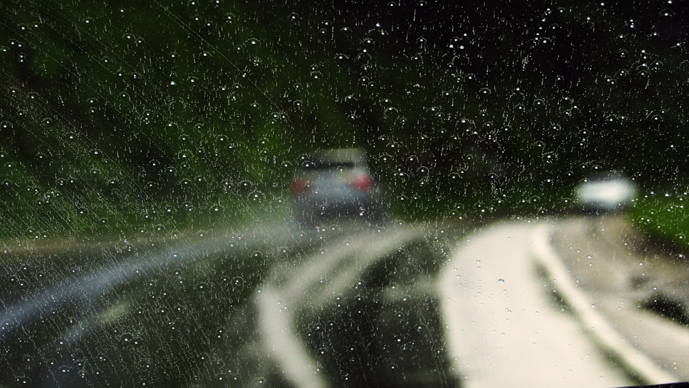 um carro dirigindo em uma estrada