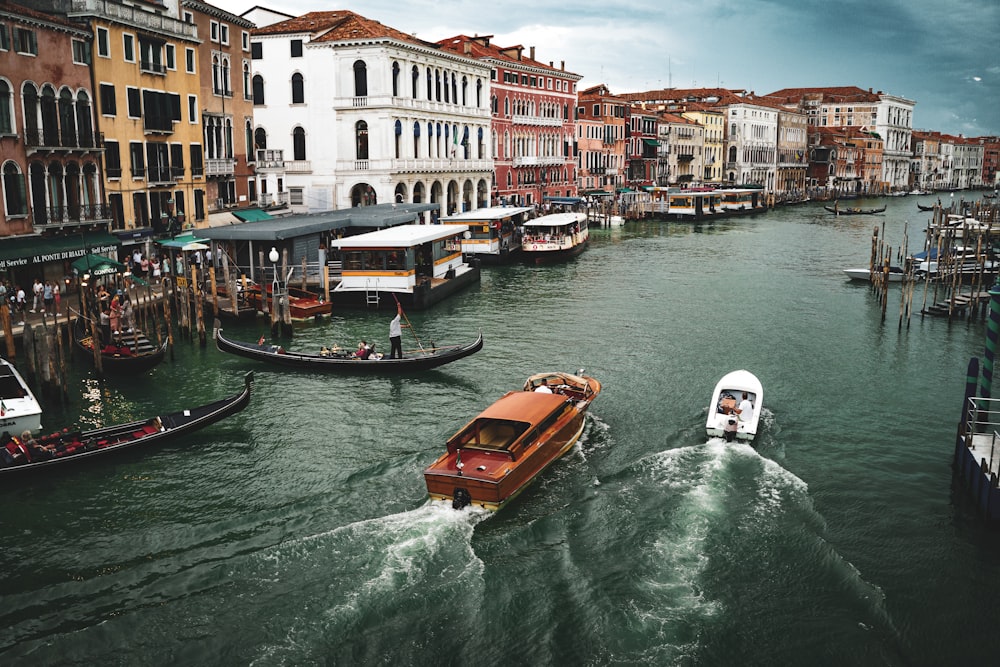 barcos en un canal