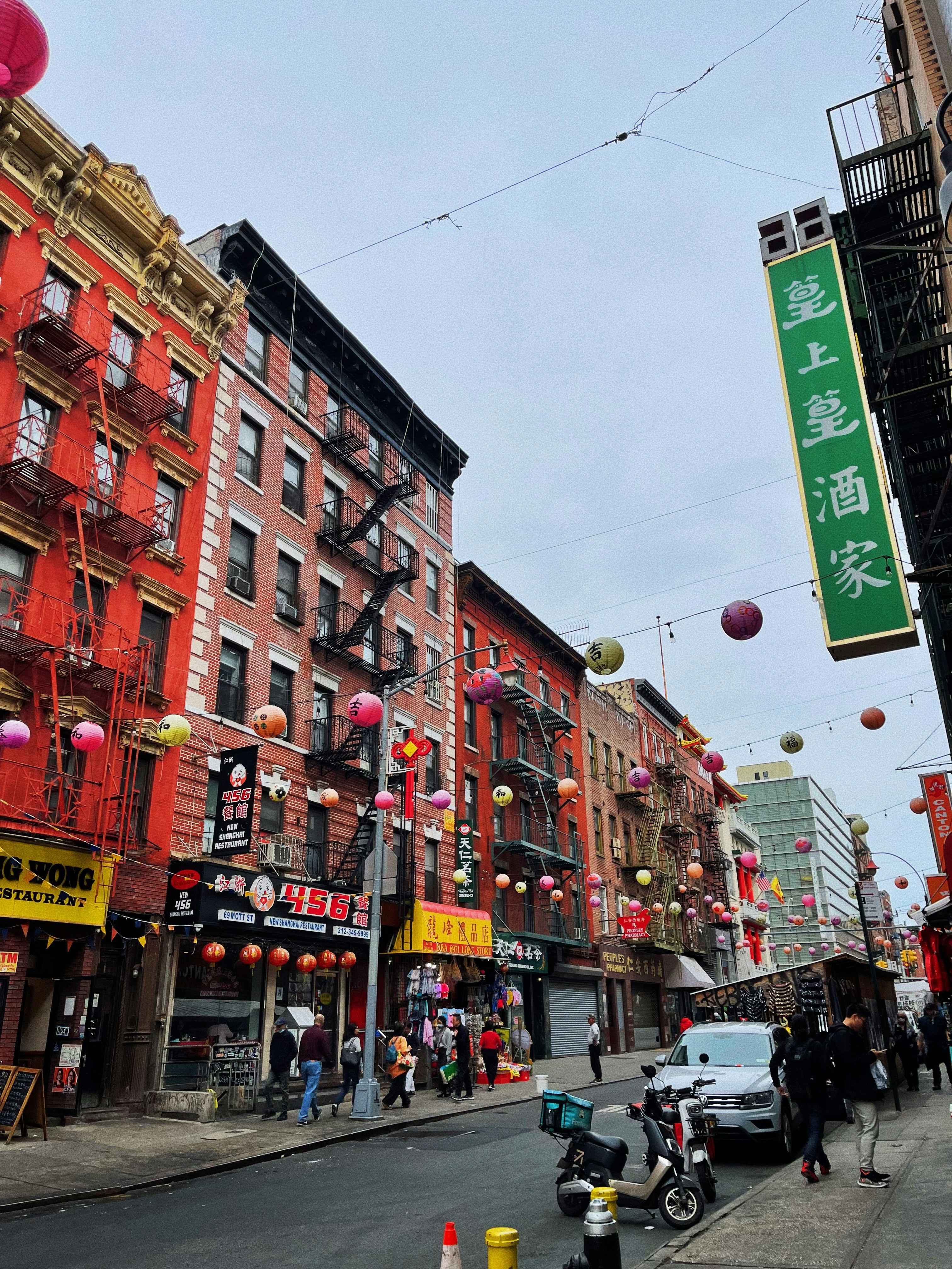 Une rue animée avec des bâtiments et des gens