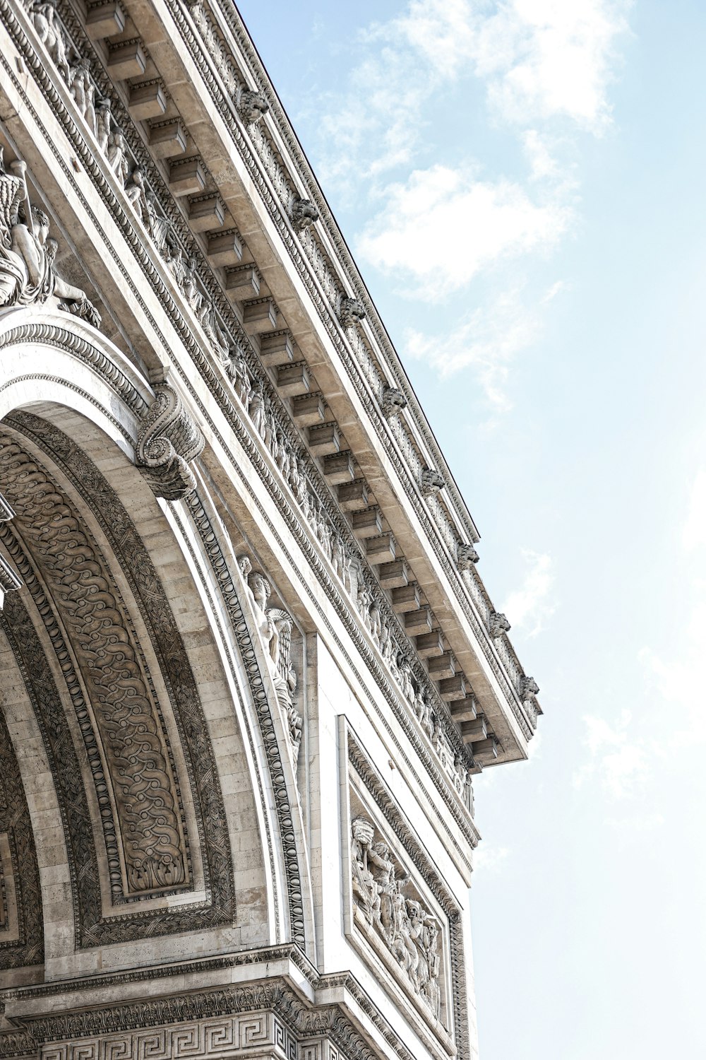 Un grand bâtiment avec une tour