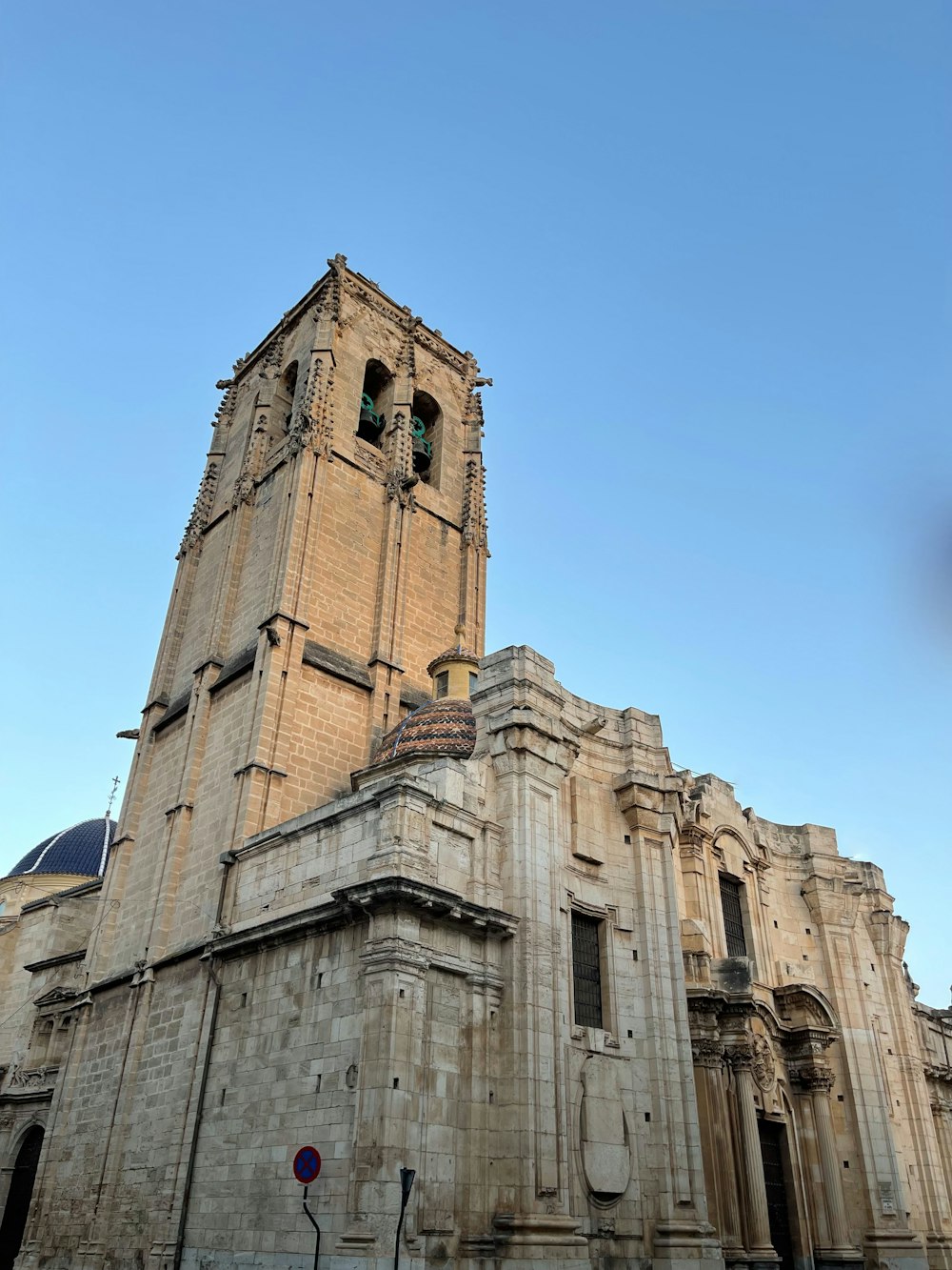 Un gran edificio de piedra con una torre