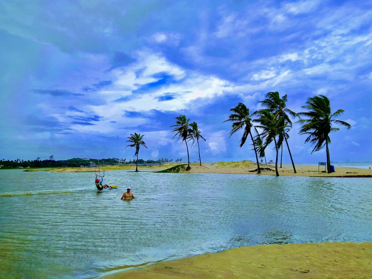 Praia urbana de Fortaleza com barracas e mar do litoral cearense | 3LG Turismo