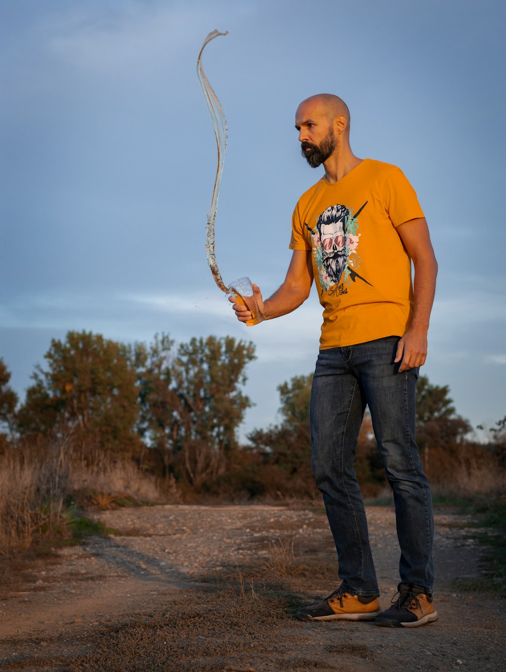 un uomo che tiene una canna da pesca