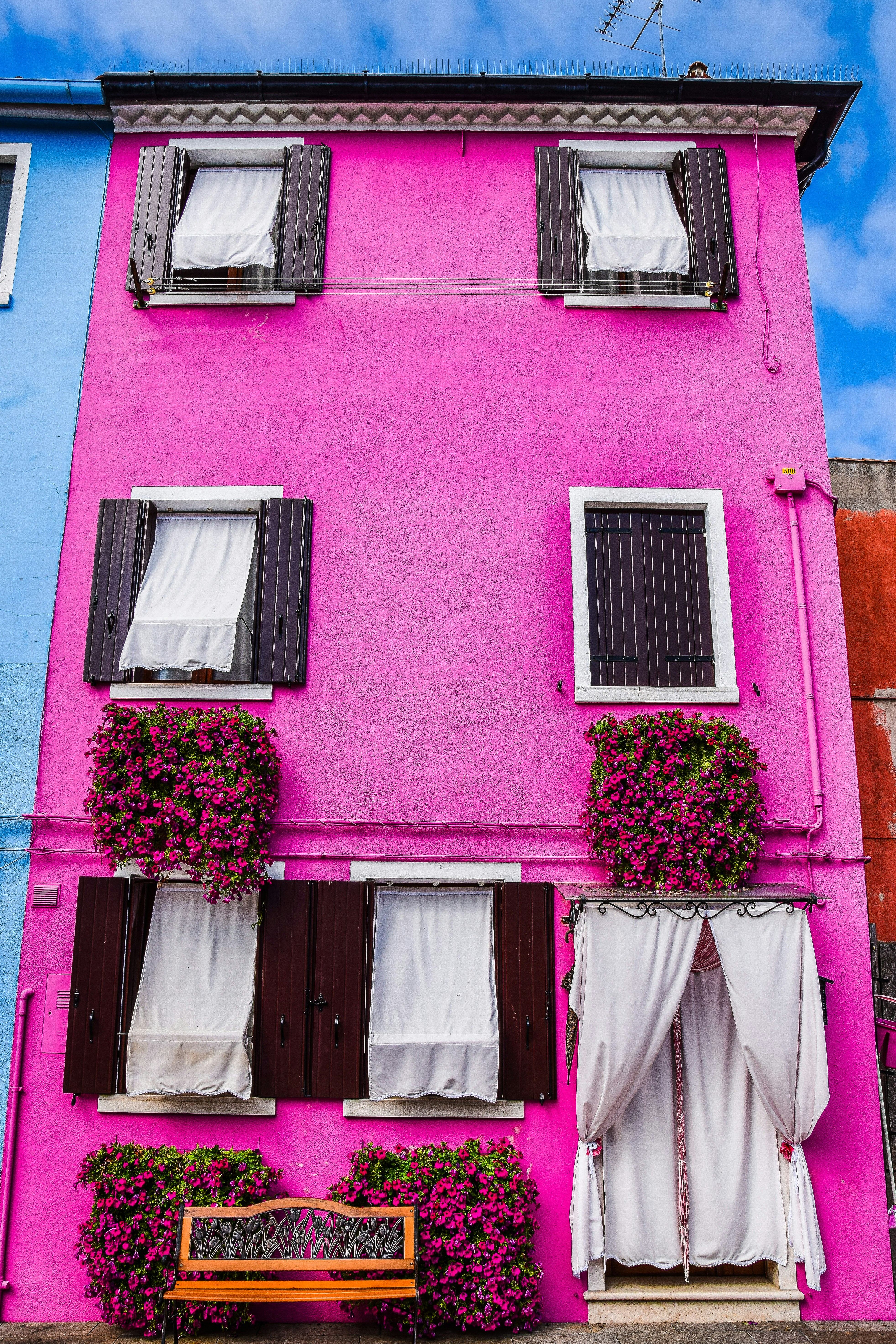 Una casa rosada con flores foto – Imagen de Viajar gratuita en Unsplash