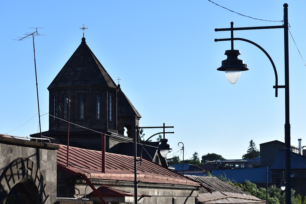 Une église avec une croix sur le dessus