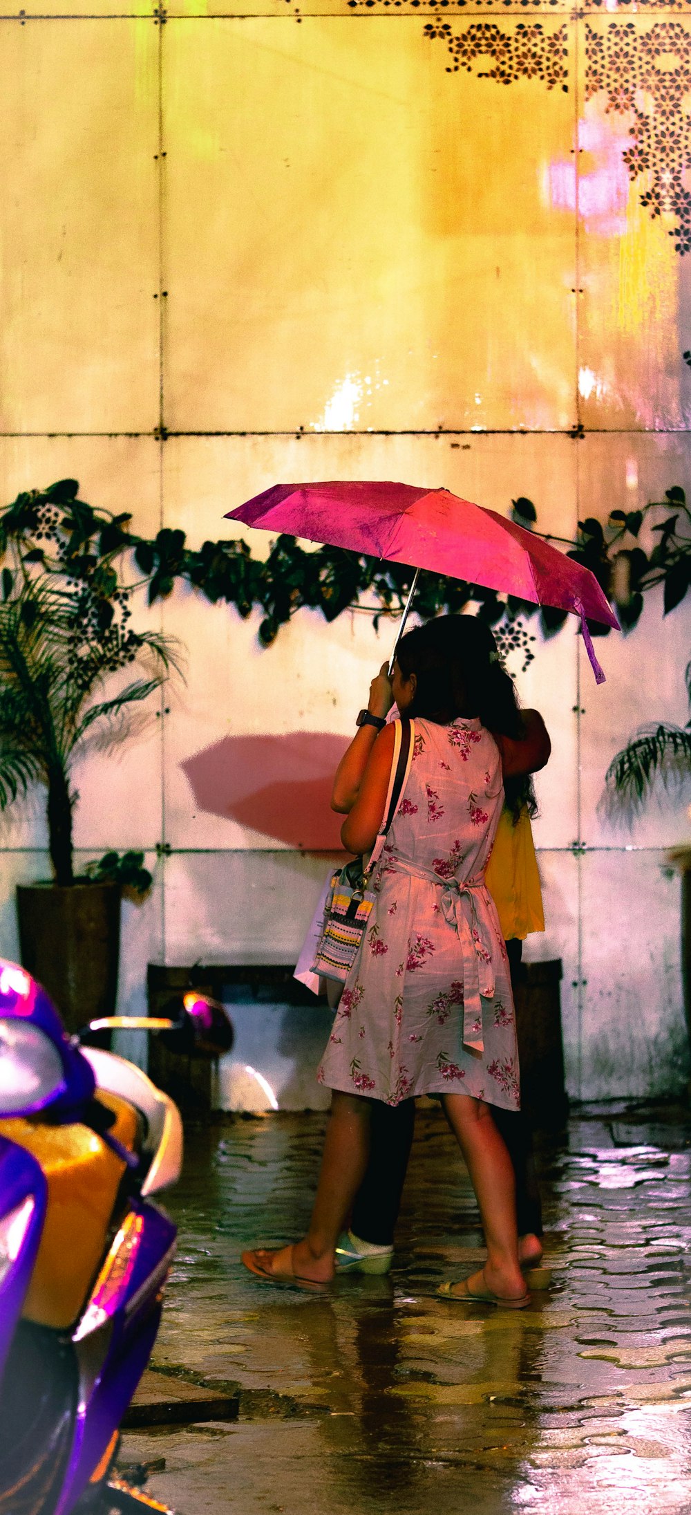 Eine Frau mit einem Regenschirm