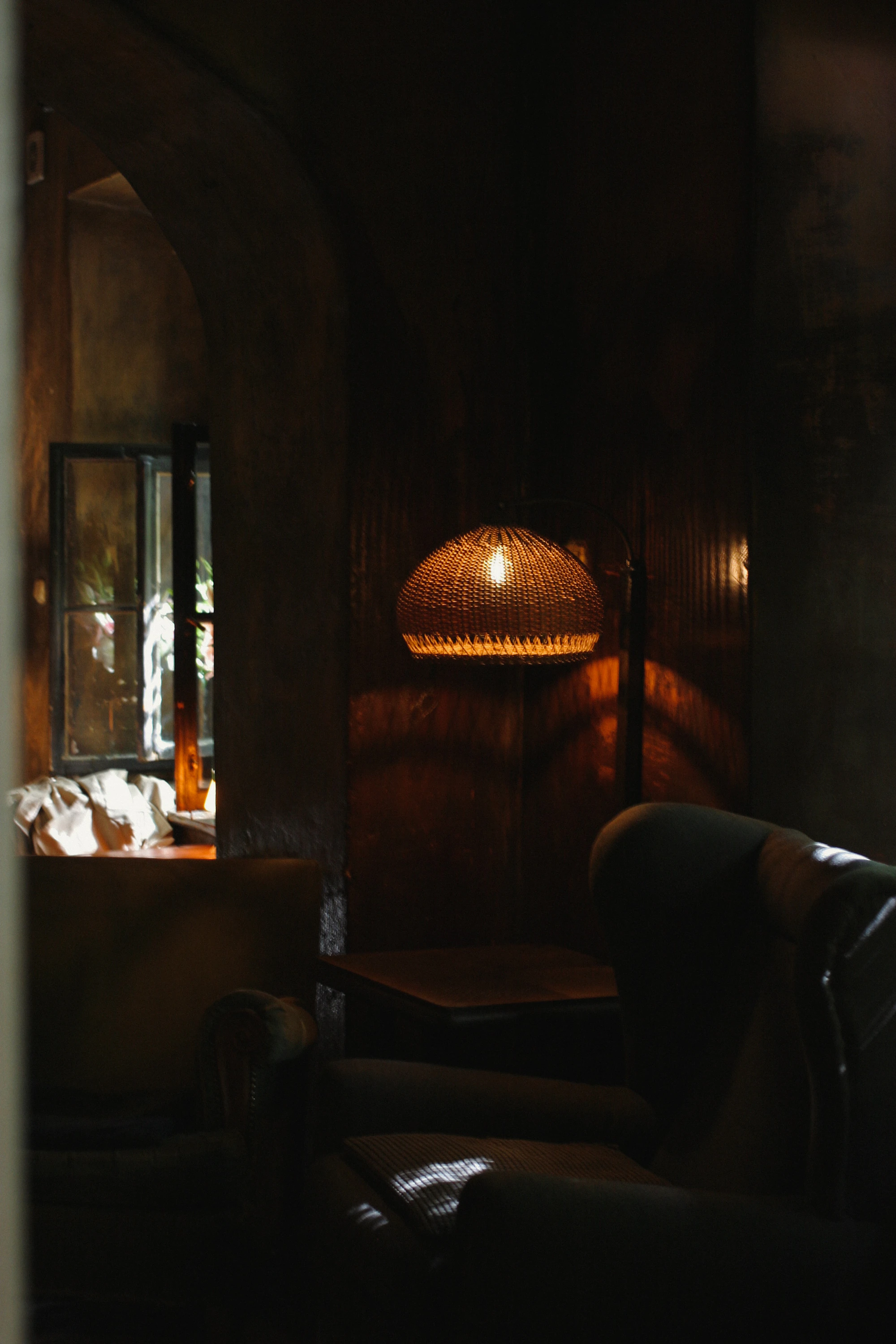 Lampa v tlumeném interiéru