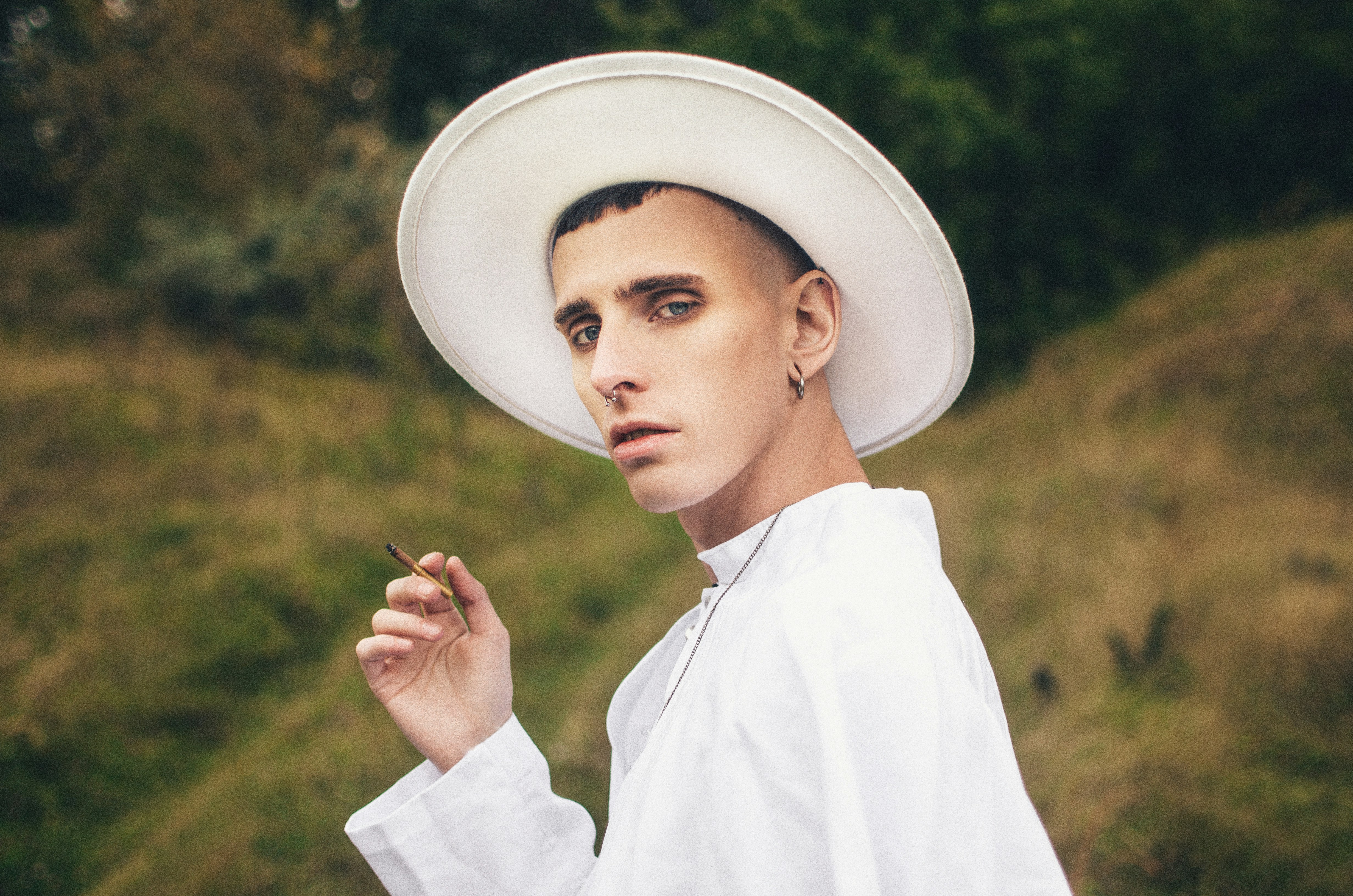 Un homme portant un chapeau blanc