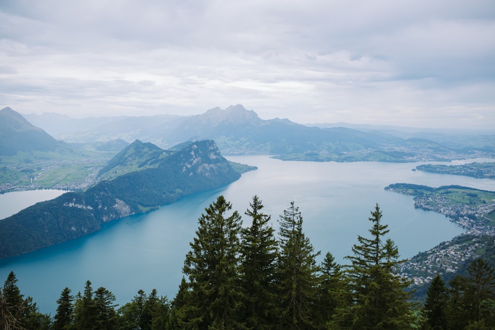 Un lago circondato da alberi e montagne