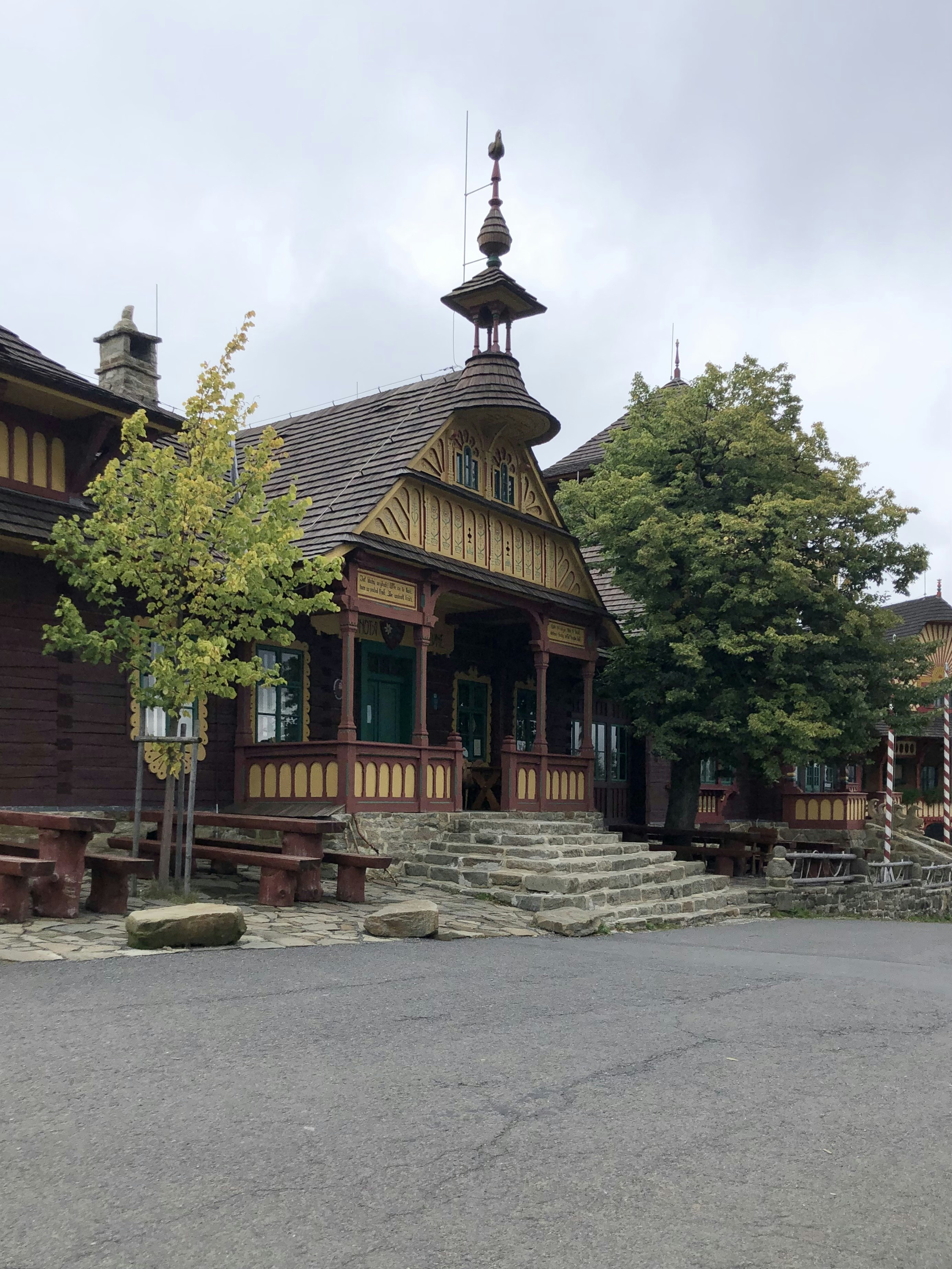 Ein Gebäude mit Turm