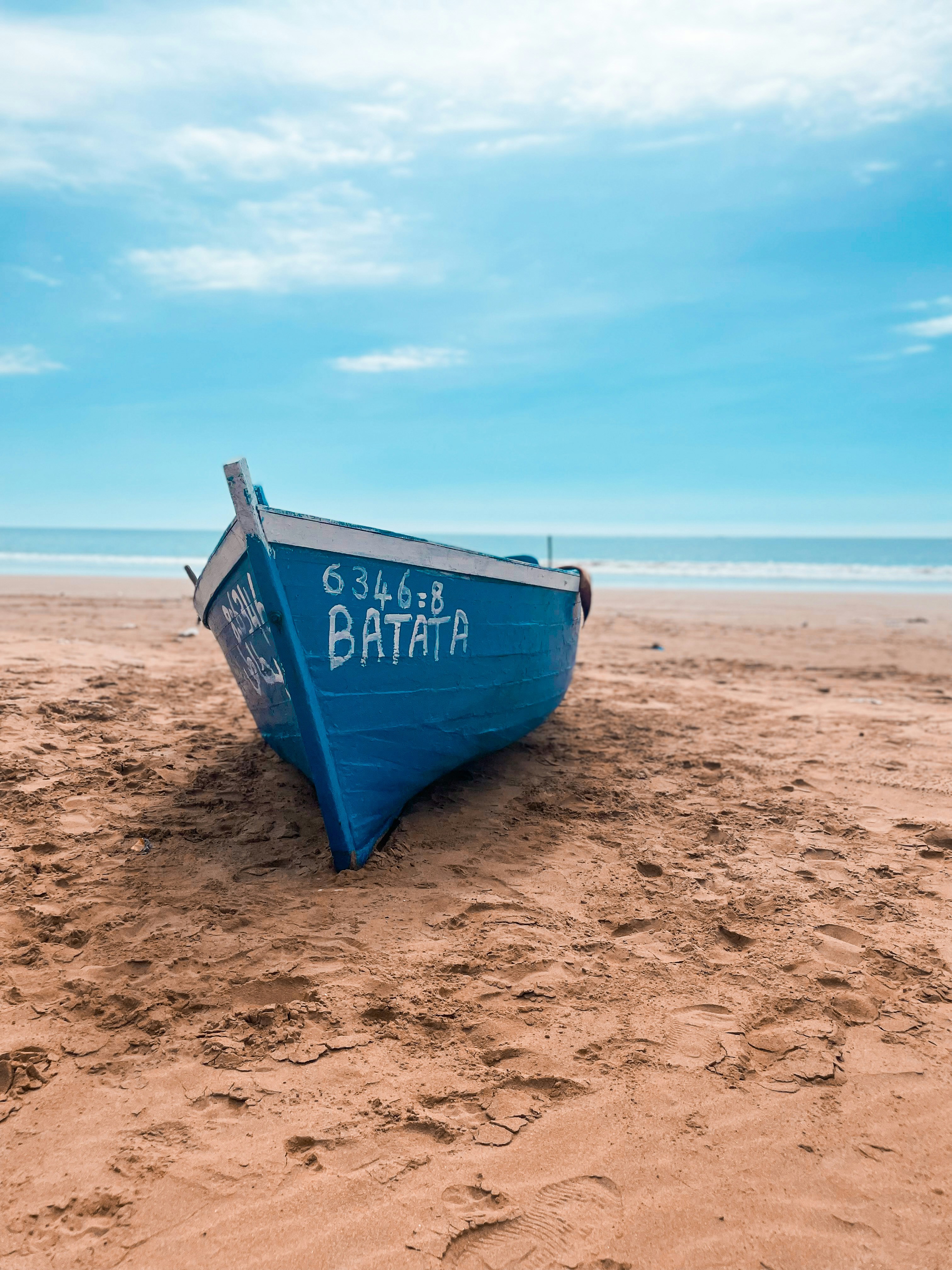 perahu di pantai