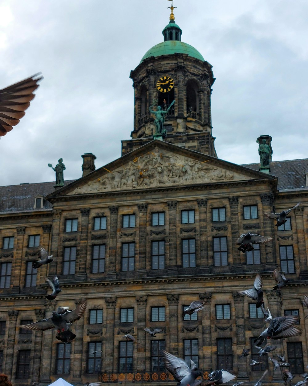 una torre del reloj en la cima del Palacio Real de Ámsterdam