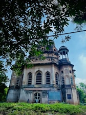 A welcoming facade of Saragarhi Niwas Amritsar with lush greenery and clear signage.