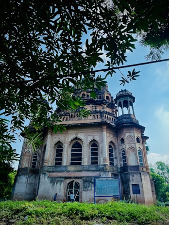 A welcoming facade of Saragarhi Niwas Amritsar with lush greenery and clear signage.