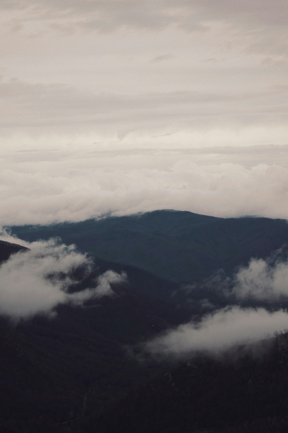 Una vista de una cadena montañosa