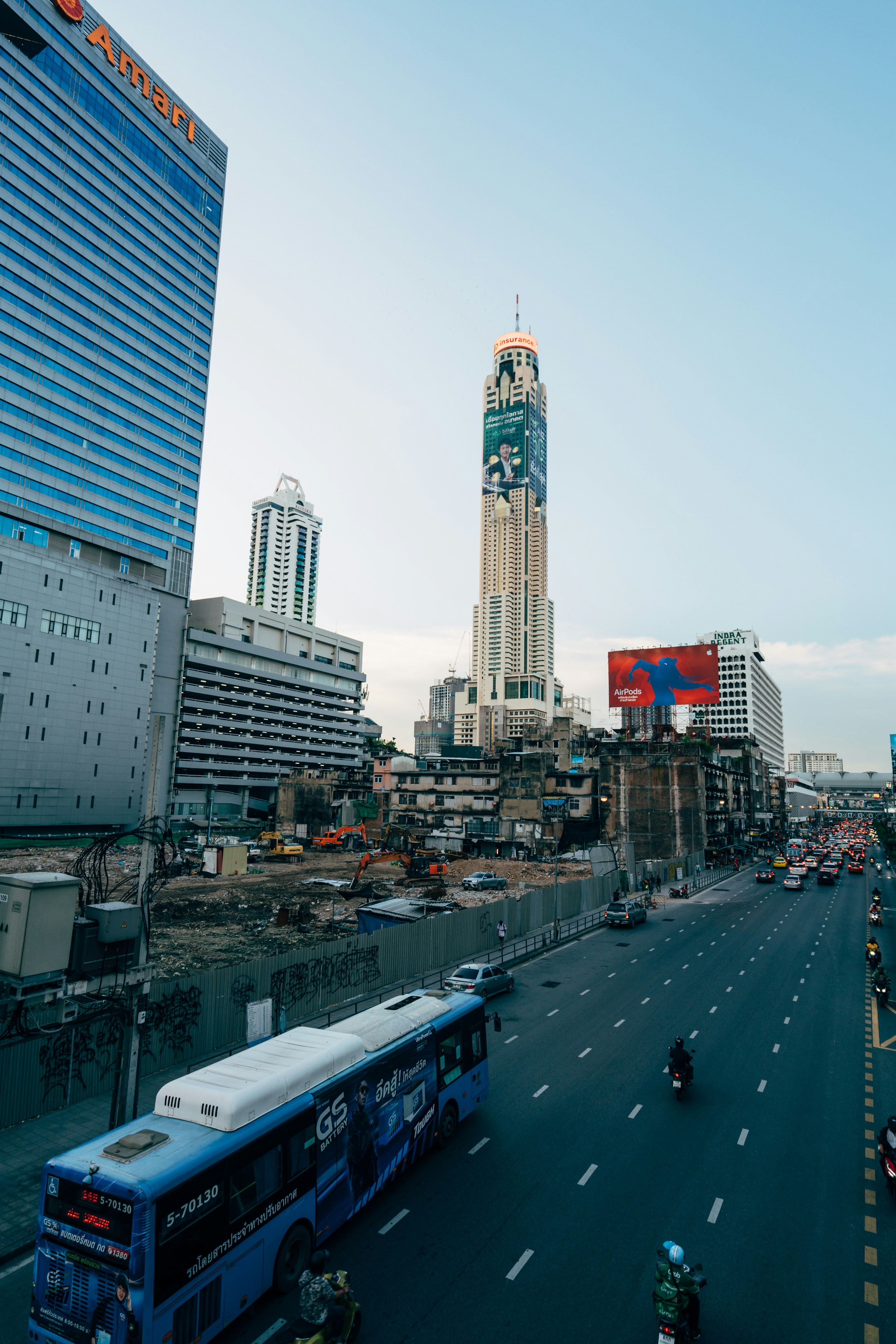 jalan kota dengan bus tingkat dan gedung pencakar langit