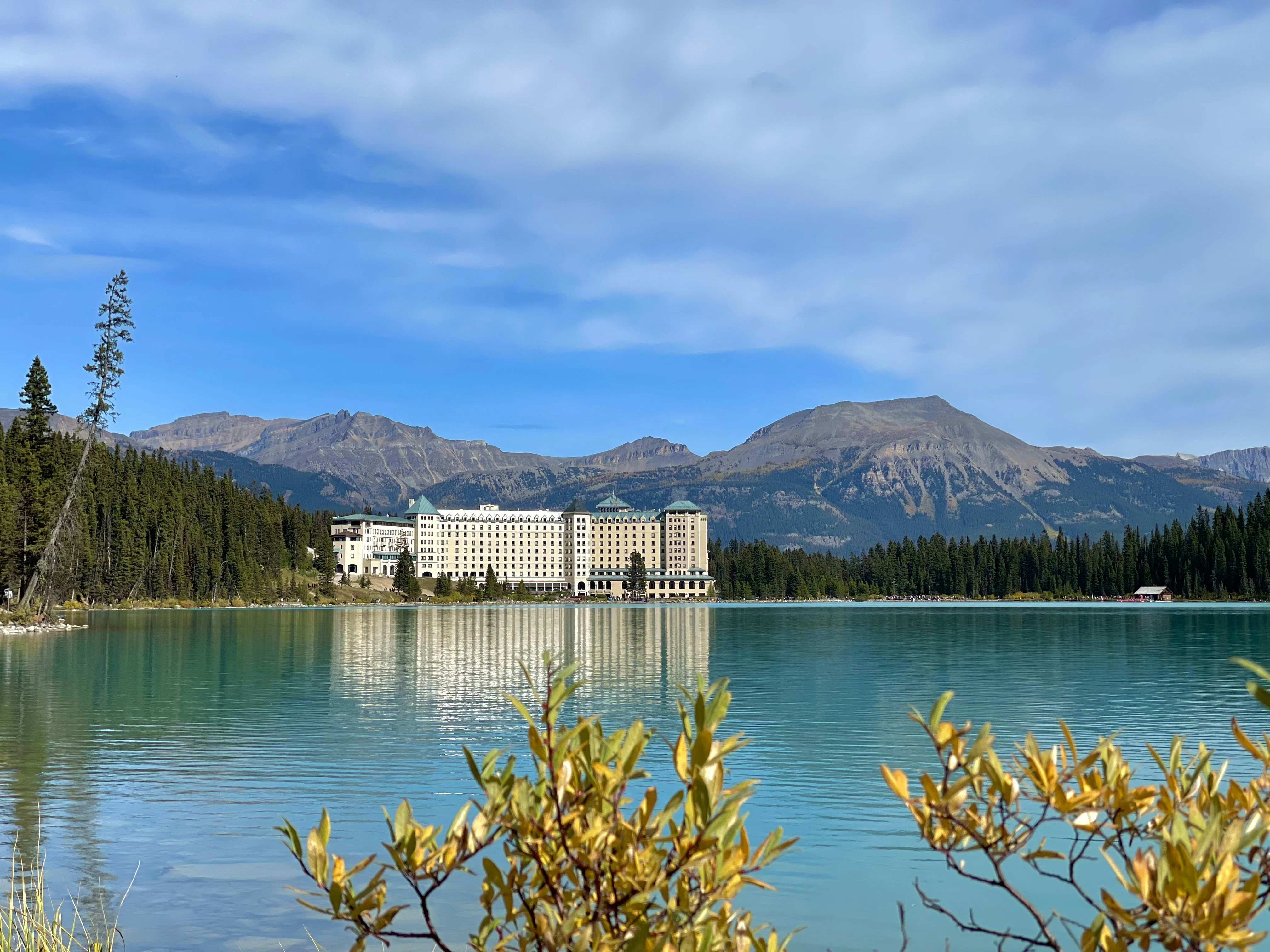 Un cuerpo de agua con un edificio al fondo