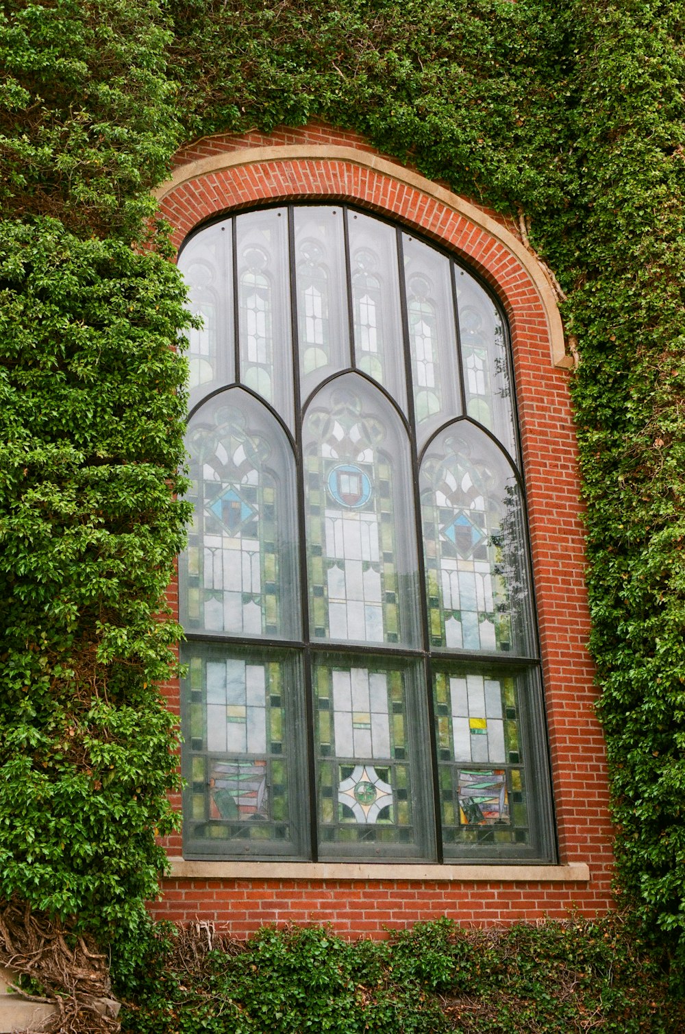 Una ventana con un diseño