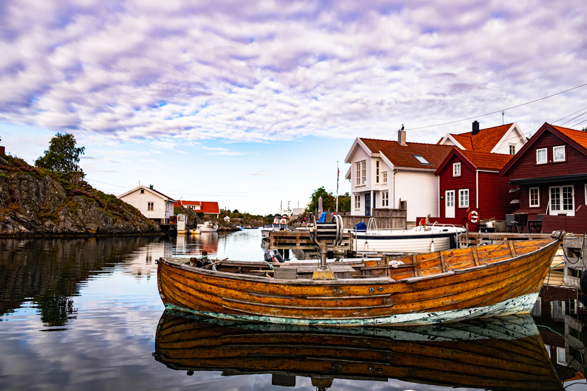 En snekke i en havn i Kristiansand