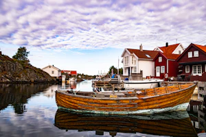 En snekke i en havn i Kristiansand