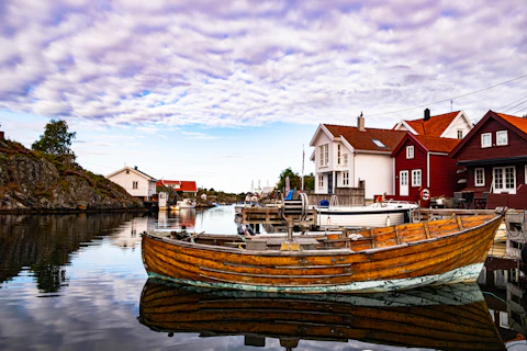 En snekke i en havn i Kristiansand