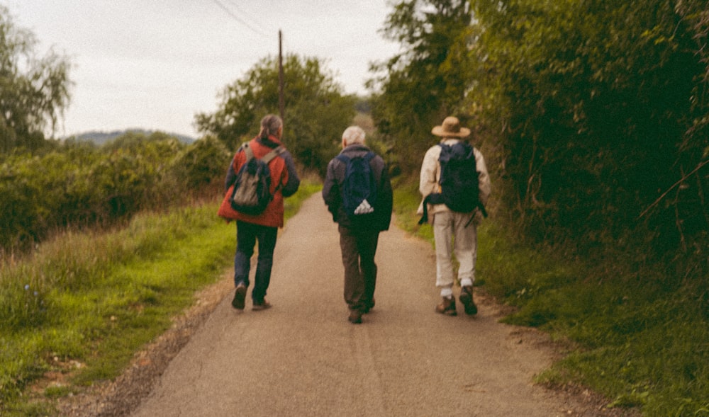 Un grupo de personas caminando por un camino de tierra