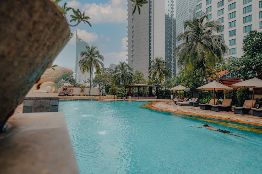 uma piscina com uma estátua no meio dela