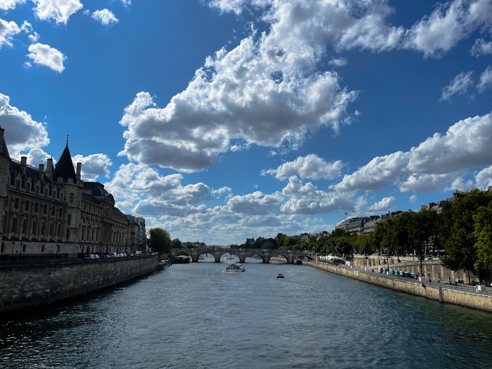 un fiume con un ponte e edifici