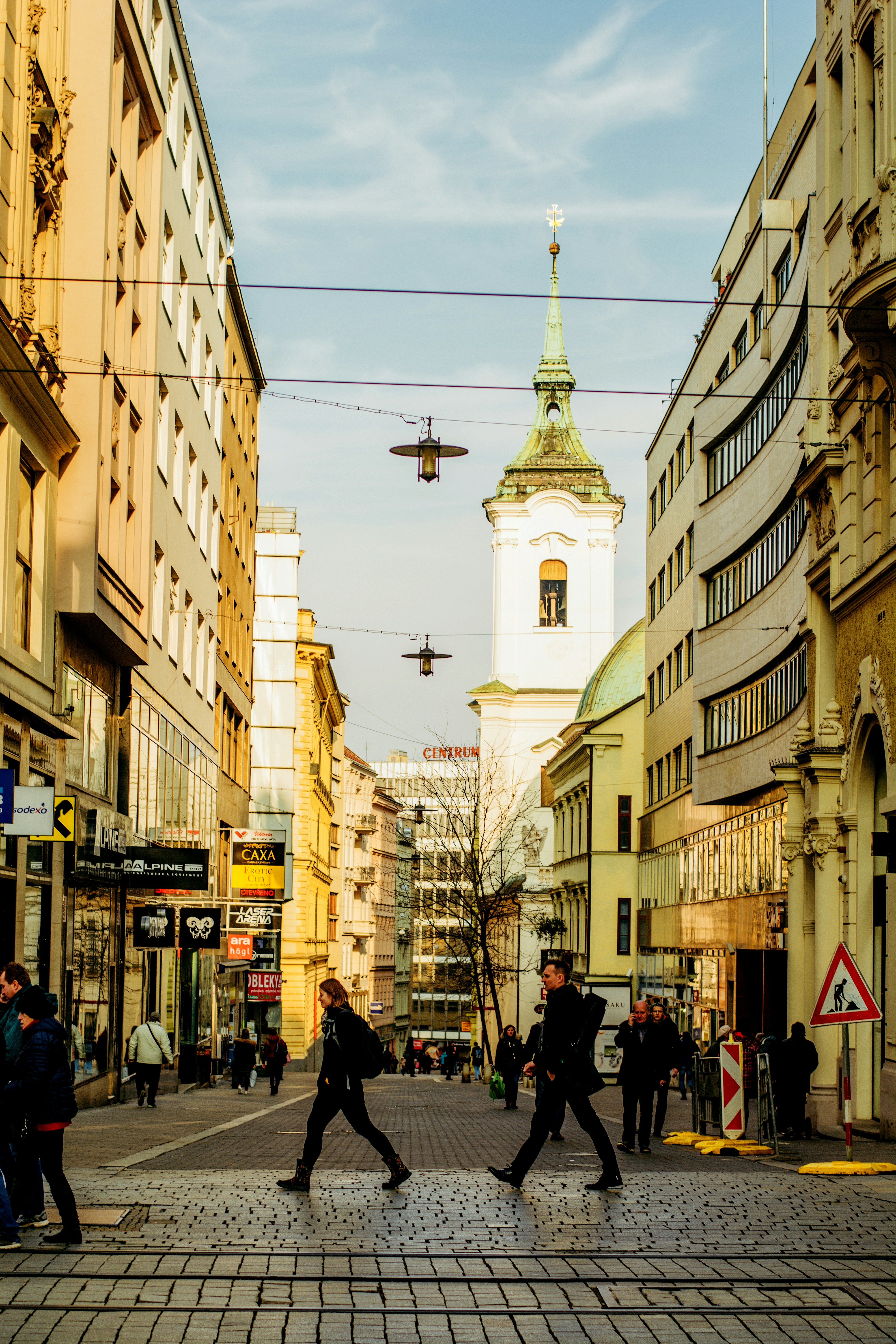 Foto Gente caminando en una ciudad