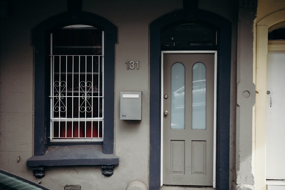 ein Fenster mit Metallrahmen und eine Tür mit Fenster